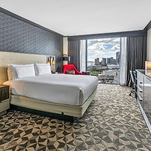 Zimmer mit Kingsize-Bett